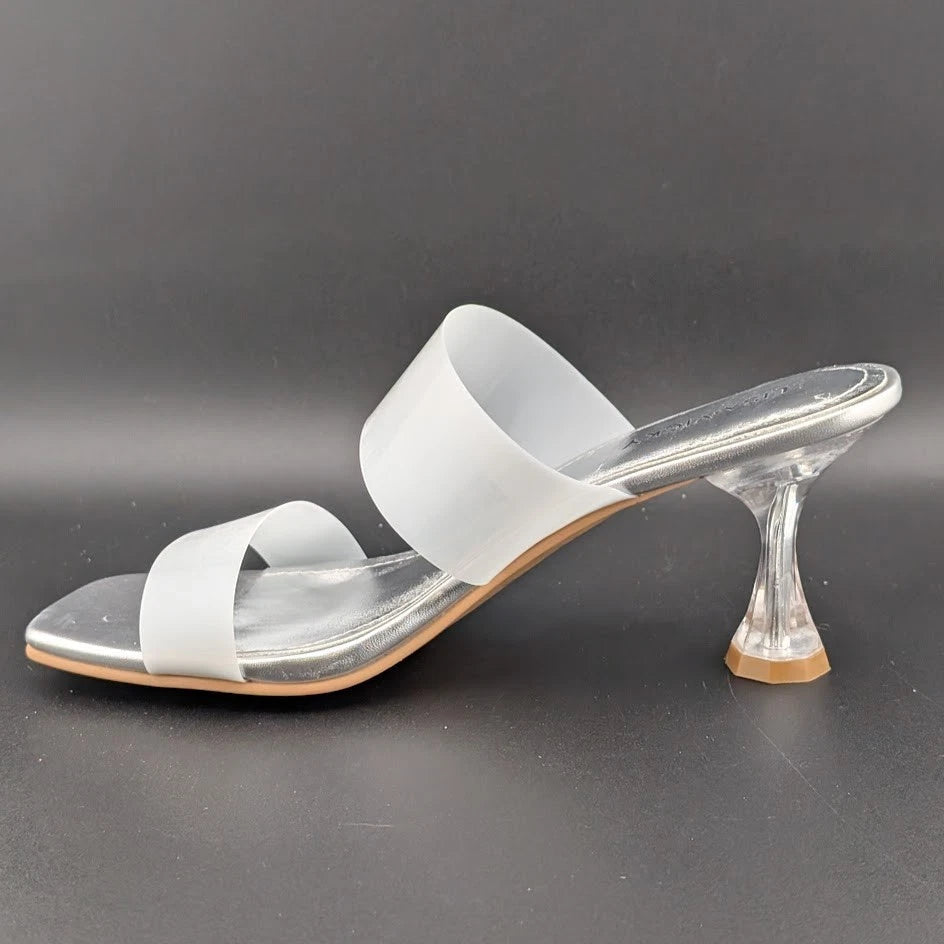 Lisa Vickey Women's Size 7M Beyond-V White and Silver Sandals SoleComfort.shoes