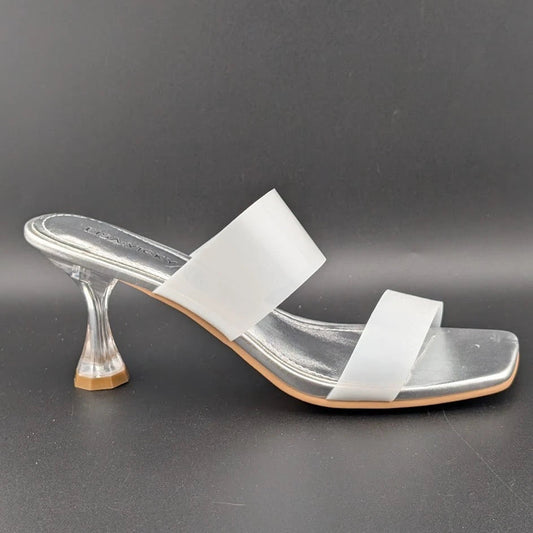 Lisa Vickey Women's Size 7M Beyond-V White and Silver Sandals SoleComfort.shoes