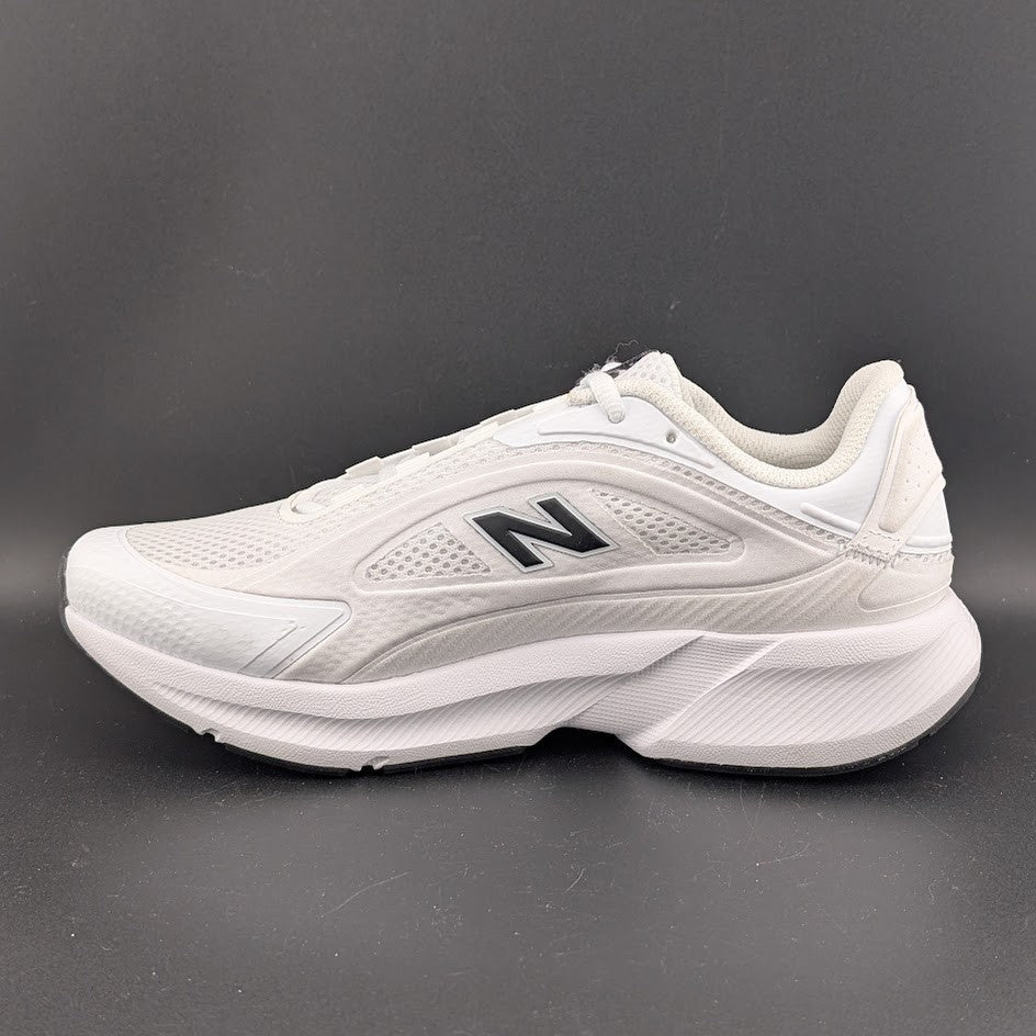 New Balance CTLYST Ladies Walking Shoes 8 B  White / Black NEW no Box New Balance