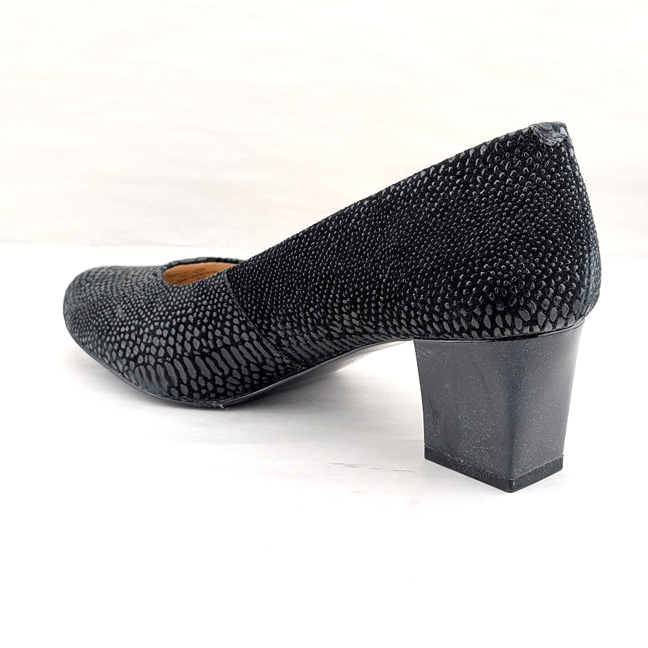 Women's Trotters Size 8.5M Kari 2.3" Heels In Black Snake Print Trotters