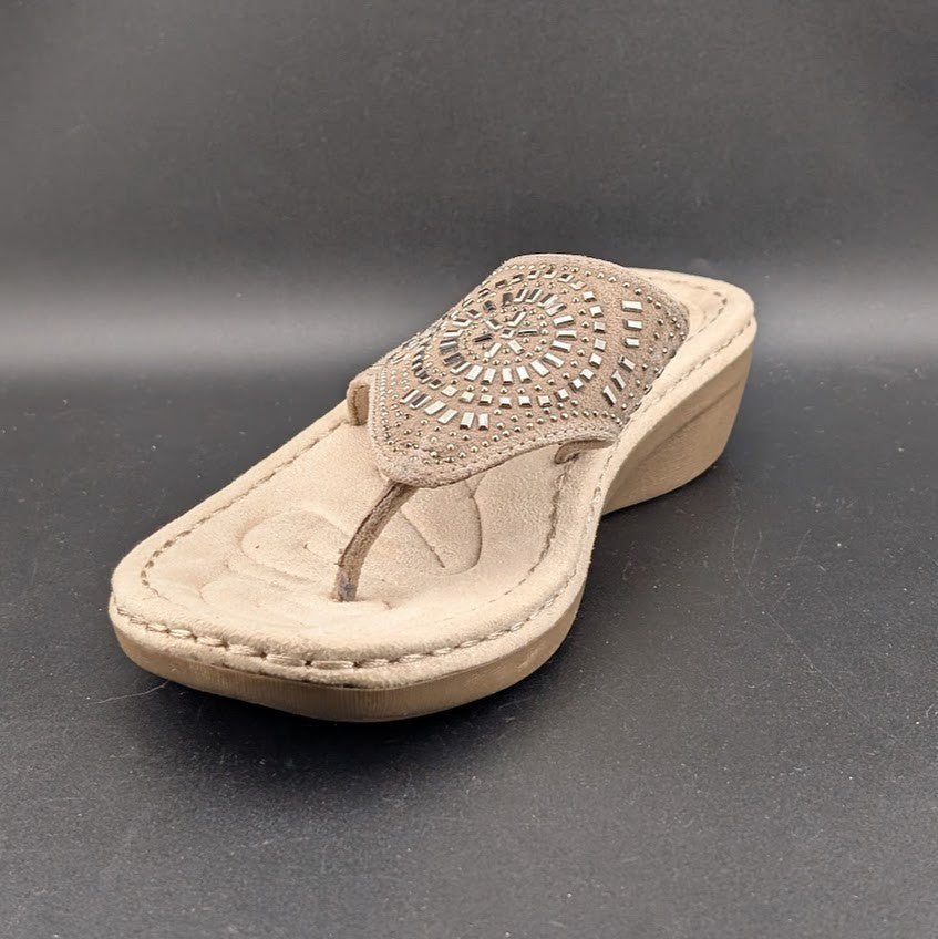 CLIFFS BY WHITE MOUNTAIN Women's 6.5 Cienna Wedge Sandal, Stone/Fabric Silver White Mountain